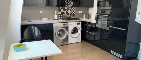 Refrigerador, microondas, horno, placa de cocina