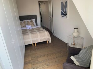 2 habitaciones, escritorio y tabla de planchar con plancha 