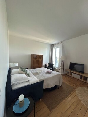 1 sovrum, skrivbord, strykjärn/strykbräda och resesäng