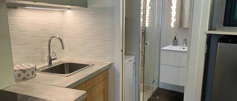 Réfrigérateur, micro-ondes, four, plaque de cuisson