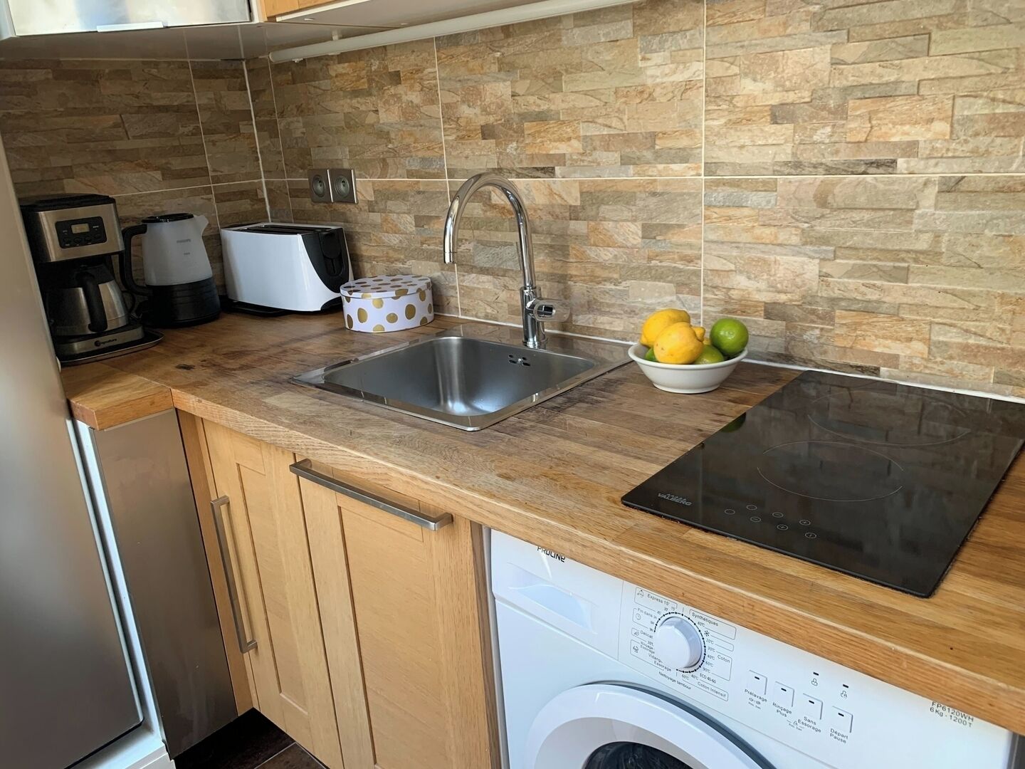 Een koelkast, een microgolfoven, een oven, een kookplaat