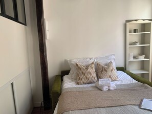 Schreibtisch, Bügeleisen/Bügelbrett, Reisekinderbett, kostenloses WLAN