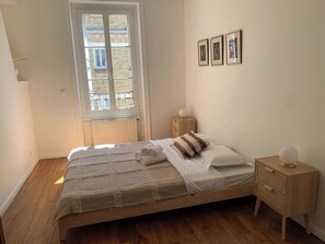 2 chambres, bureau, fer et planche à repasser, lit parapluie