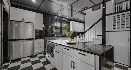 Historic 1915 Home, 1 Mile from AT&T Stadium, with 5 bedrooms & Private Backyard
