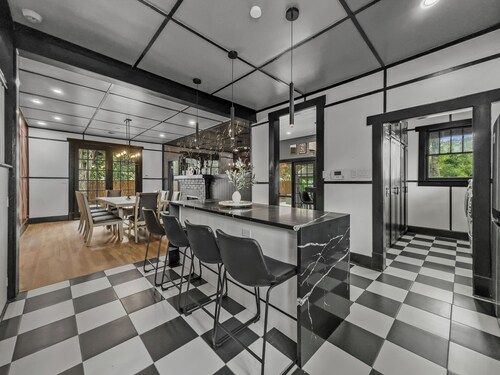 Historic 1915 Home, 1 Mile from AT&T Stadium, with 5 bedrooms & Private Backyard