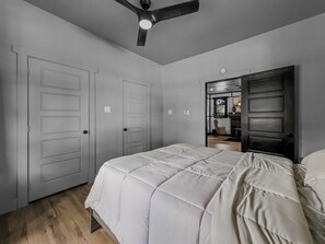 5 bedrooms, iron/ironing board, WiFi, bed sheets