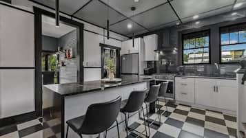 Microondas, horno, placa de cocina y lavavajillas