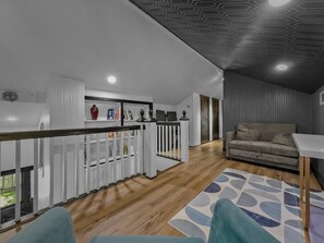 TV, fireplace, books - LUX HOME 4 min to AT&T | Rangers /Close to Airport (Arlington)