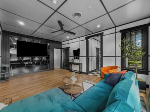 Smart TV, caminetto, videogiochi, libri