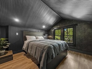 5 bedrooms, iron/ironing board, WiFi, bed sheets