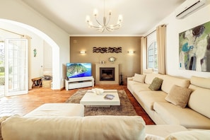 Smart TV, chimenea, mesa de ping pong, libros