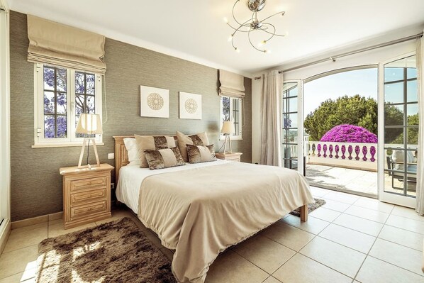 5 habitaciones, tabla de planchar con plancha y cuna de viaje