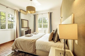 5 chambres, fer et planche à repasser, lit de bébé portatif