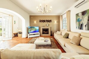 TV, fireplace, offices - Lovely Very Private Villa with Beautiful Gardens (Albufeira)