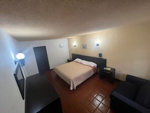 1 dormitorio, tabla de planchar con plancha, wifi y ropa de cama