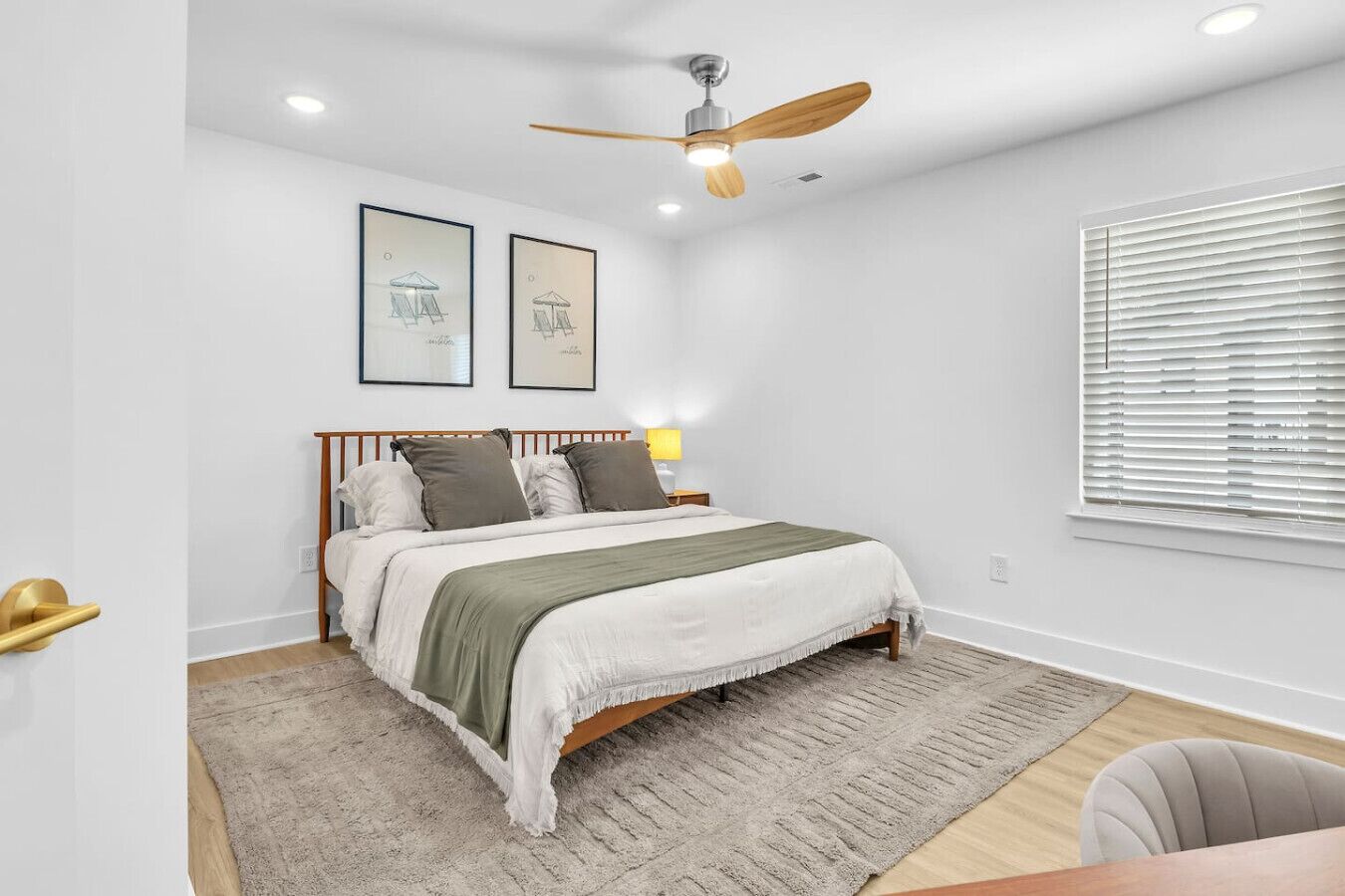 Skrivebord, strykejern/-brett, reiseseng for barn og wi-fi