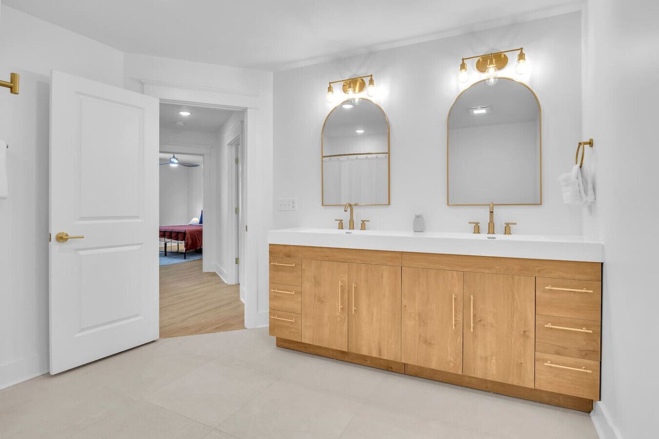 Skrivebord, strygejern/strygebræt, weekendseng, Wi-Fi