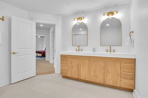 Bureau, fer et planche à repasser, lit parapluie, Wi-Fi