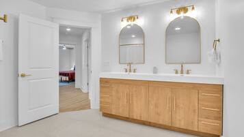 Desk, iron/ironing board, travel cot, WiFi