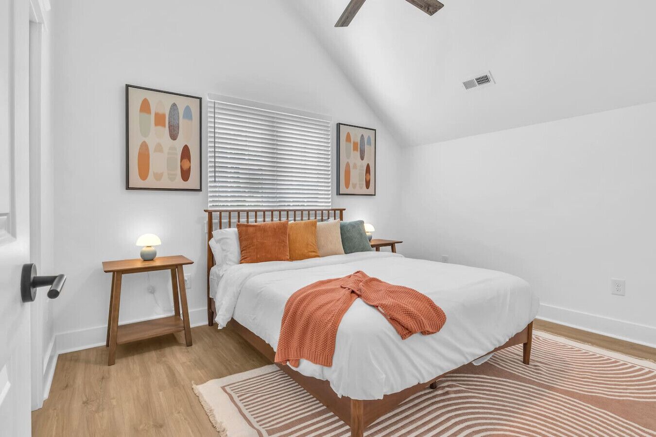 4 habitaciones, escritorio y tabla de planchar con plancha 