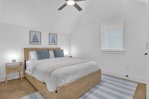 4 quartos, escrivaninha, ferros/tábuas de passar roupa, berço de viagem