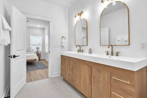 4 chambres, bureau, fer et planche à repasser, lit parapluie