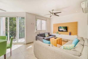 TV - Air-conditioned penthouse with private rooftop, strong WiFi, pool & cabana (Playa del Carmen)