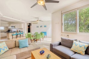 TV - Air-conditioned penthouse with private rooftop, strong WiFi, pool & cabana (Playa del Carmen)