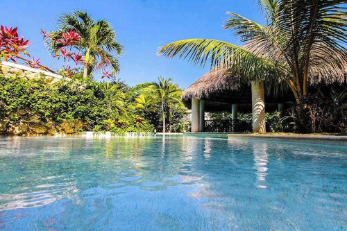 Air-conditioned penthouse with private rooftop, strong WiFi, pool & cabana