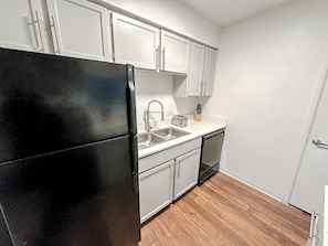 Kühlschrank, Ofen, Herdplatte, Geschirrspüler