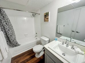 Secadora de cabello, toallas, jabón, shampoo 