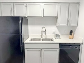Fridge, oven, stovetop, dishwasher