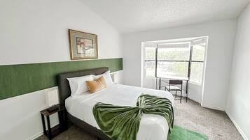 Skrivebord, strykejern/-brett, wi-fi (inkludert) og sengetøy