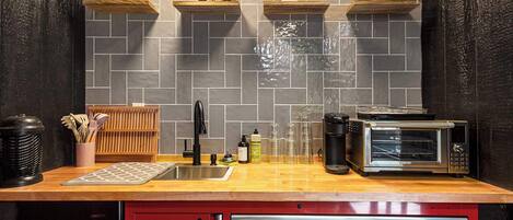 Køleskab, ovn, kogeplade, kaffe-/temaskine