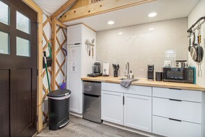 Fridge, oven, stovetop, coffee/tea maker
