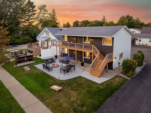 Mitten Flats #6 - 2 Units - 1 Block to the beach!