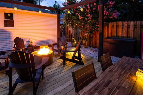 Mitten Flats 2 Units - 1 Block to the beach!