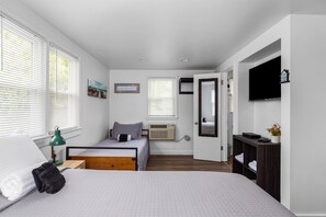 5 bedrooms, WiFi, bed sheets