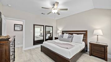 3 bedrooms, desk, iron/ironing board, travel crib