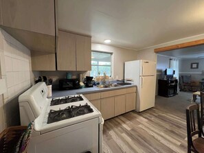 雪櫃、微波爐、焗爐、爐具