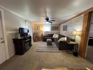 Smart-TV, Kamin, Arbeitsbereiche