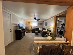 Smart-TV, Kamin, Arbeitsbereiche