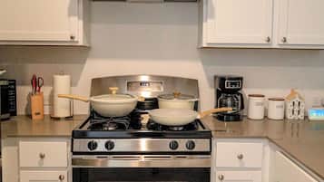 Een microgolfoven, een oven, een kookplaat, een vaatwasser