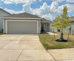 Exterior - Lovely 3-bedroom house - Sea World San Antonio with AC, WiFi (San Antonio)