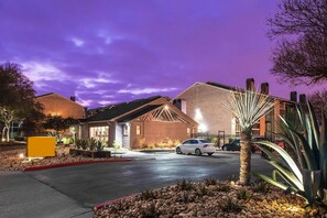 Exterior - Sleepover : Inviting 1BD/1BA + Gym - Austin TX (Austin)