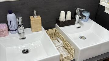 Hårtork, handdukar, tvål och toalettpapper