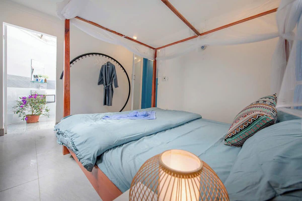 Habitación cuádruple familiar, balcón, vista al lago | Cortinas blackout, tabla de planchar con plancha y wifi gratis