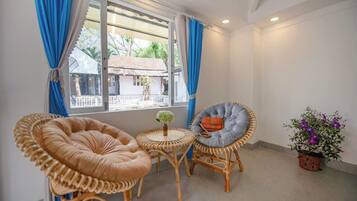 Familien-Vierbettzimmer, Balkon, Seeblick | Verdunkelungsvorhänge, Bügeleisen/Bügelbrett, kostenloses WLAN