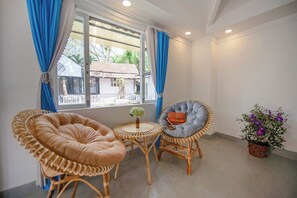 Habitación cuádruple familiar, balcón, vista al lago | Cortinas blackout, tabla de planchar con plancha y wifi gratis