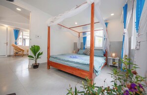 Firemannsrom – familie, balkong, utsikt mot innsjø | Blendingsgardiner, strykejern/-brett og wi-fi (inkludert)